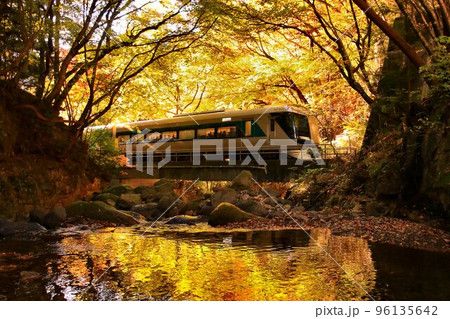 紅葉の渓流を眺めつつ奥鬼怒路を行く…龍王峡駅にて『特急リバティ会津』500系 紅葉の渓流を眺めつつ奥鬼怒路を行く…龍王峡駅にて『特急リバティ会津』500系 96135642