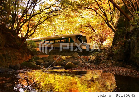 紅葉の渓流を眺めつつ奥鬼怒路を行く…龍王峡駅にて『特急リバティ会津』500系 96135645