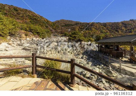 紅葉シーズンの雲仙地獄(雲仙温泉街周辺)【長崎県雲仙市小浜町】 紅葉シーズンの雲仙地獄(雲仙温泉街周辺)【長崎県雲仙市小浜町】 96136312