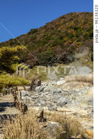 紅葉シーズンの雲仙地獄(雲仙温泉街周辺)【長崎県雲仙市小浜町】 紅葉シーズンの雲仙地獄(雲仙温泉街周辺)【長崎県雲仙市小浜町】 96136320