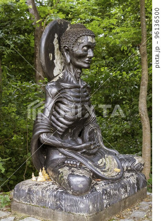 Wat Jed Yod, built in 1497, is a large active temple where monks live and study, and is seldom Wat Jed Yod, built in 1497, is a large active temple where monks live and study, and is seldom 96136500