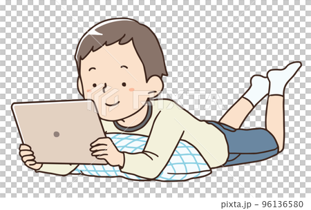 一個男孩躺下看著平板電腦 一個男孩躺下看著平板電腦 96136580