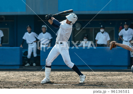 空振りをして悔しい表情の左バッター（高校野球） 96136581