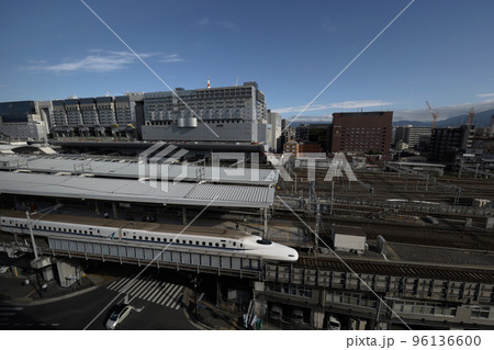 早朝の京都駅・八条口(新幹線口) 早朝の京都駅・八条口(新幹線口) 96136600