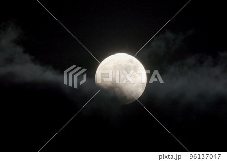 2022.11.8 月と雲 96137047