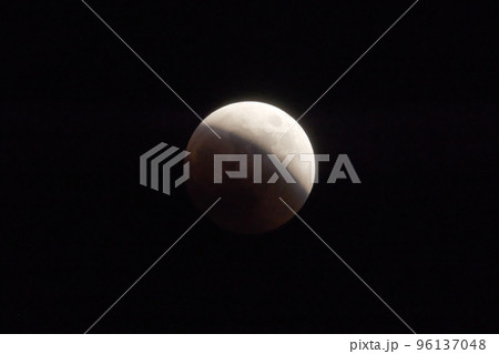 2022.11.8(18:52)に撮影した皆既月食の月 2022.11.8(18:52)に撮影した皆既月食の月 96137048