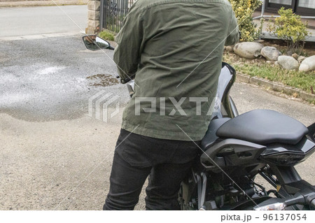 バイクを押している男性の様子 バイクを押している男性の様子 96137054