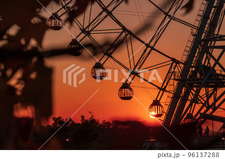 愛・地球博記念公園、夕暮れ時の大観覧車〈愛知県長久手市〉 96137288