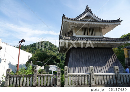 金比羅宮は香川県の像頭山に鎮座する神社です。 金比羅宮は香川県の像頭山に鎮座する神社です。 96137489