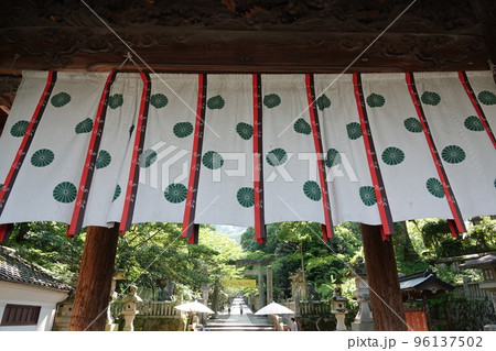 金比羅宮は香川県の像頭山に鎮座する神社です。 金比羅宮は香川県の像頭山に鎮座する神社です。 96137502