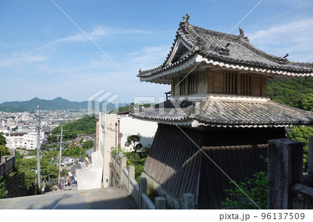 金比羅宮は香川県の像頭山に鎮座する神社です。 金比羅宮は香川県の像頭山に鎮座する神社です。 96137509