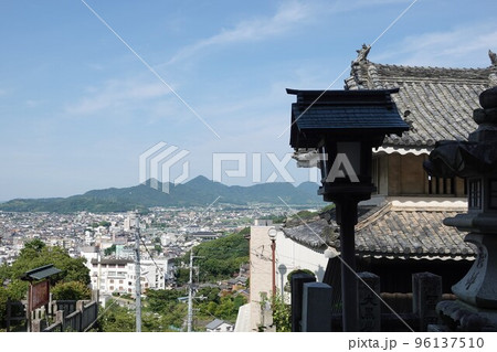 金比羅宮は香川県の像頭山に鎮座する神社です。 金比羅宮は香川県の像頭山に鎮座する神社です。 96137510