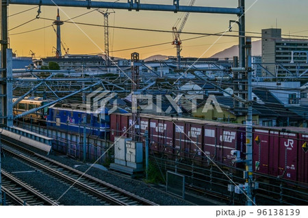 【京都】貨物列車と夕暮れと京都タワー 【京都】貨物列車と夕暮れと京都タワー 96138139