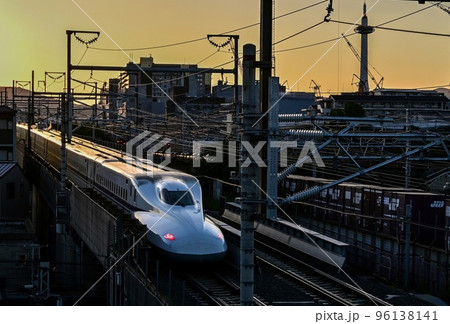 【京都】輝く新幹線と夕焼けと京都タワー 【京都】輝く新幹線と夕焼けと京都タワー 96138141