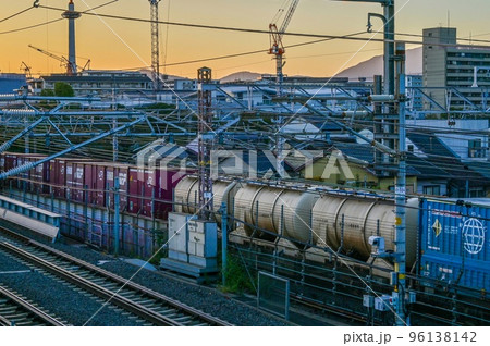 【京都】貨物列車と夕暮れと京都タワー 96138142