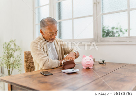 貯金 貯蓄 貯金箱 豚の貯金箱 人物 男性 貯金 貯蓄 貯金箱 豚の貯金箱 人物 男性 96138765