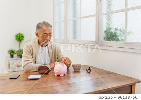 貯金　貯蓄　貯金箱　豚の貯金箱　人物　男性 96138766