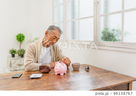 貯金 貯蓄 貯金箱 豚の貯金箱 人物 男性 貯金 貯蓄 貯金箱 豚の貯金箱 人物 男性 96138767