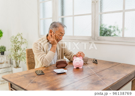 貯金　貯蓄　貯金箱　豚の貯金箱　人物　男性 96138769