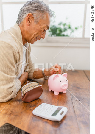 貯金 貯蓄 貯金箱 豚の貯金箱 人物 男性 貯金 貯蓄 貯金箱 豚の貯金箱 人物 男性 96138790