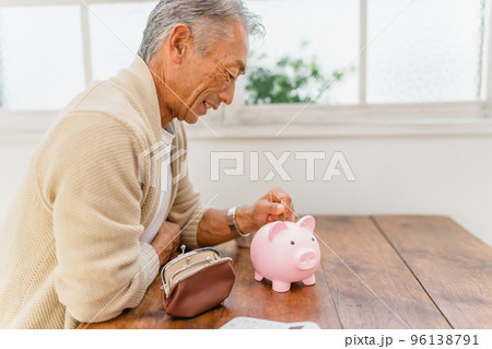 貯金 貯蓄 貯金箱 豚の貯金箱 人物 男性 貯金 貯蓄 貯金箱 豚の貯金箱 人物 男性 96138791