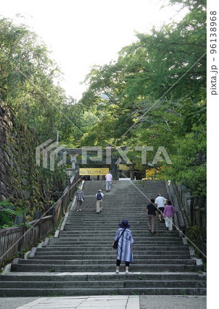金比羅宮は香川県の像頭山に鎮座する神社です。 金比羅宮は香川県の像頭山に鎮座する神社です。 96138968