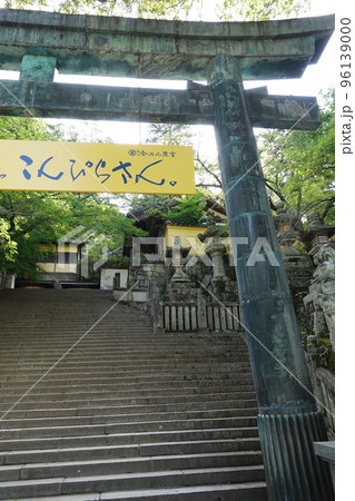 金比羅宮は香川県の像頭山に鎮座する神社です。 96139000