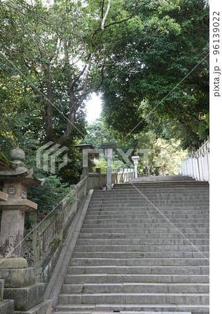 金比羅宮は香川県の像頭山に鎮座する神社です。 金比羅宮は香川県の像頭山に鎮座する神社です。 96139022