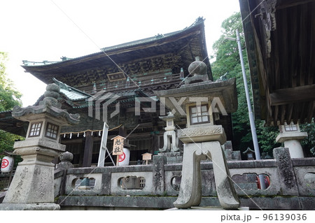 金比羅宮は香川県の像頭山に鎮座する神社です。 金比羅宮は香川県の像頭山に鎮座する神社です。 96139036