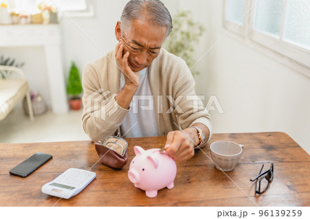 貯金 貯蓄 貯金箱 豚の貯金箱 人物 男性 貯金 貯蓄 貯金箱 豚の貯金箱 人物 男性 96139259