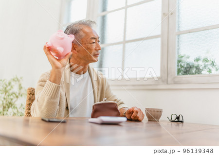 貯金 貯蓄 貯金箱 豚の貯金箱 人物 男性 貯金 貯蓄 貯金箱 豚の貯金箱 人物 男性 96139348