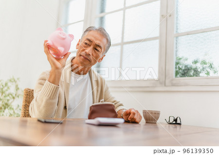 貯金　貯蓄　貯金箱　豚の貯金箱　人物　男性 96139350