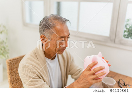 貯金　貯蓄　貯金箱　豚の貯金箱　人物　男性 96139361