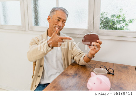 貯金 貯蓄 貯金箱 豚の貯金箱 人物 男性 貯金 貯蓄 貯金箱 豚の貯金箱 人物 男性 96139411