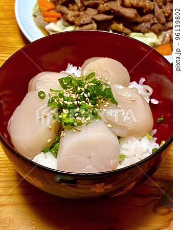 オホーツク海産の美味しいネギホタテ丼 オホーツク海産の美味しいネギホタテ丼 96139802
