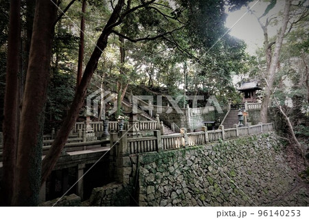 金比羅宮は香川県の像頭山に鎮座する神社です。 金比羅宮は香川県の像頭山に鎮座する神社です。 96140253