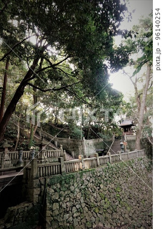 金比羅宮は香川県の像頭山に鎮座する神社です。 金比羅宮は香川県の像頭山に鎮座する神社です。 96140254