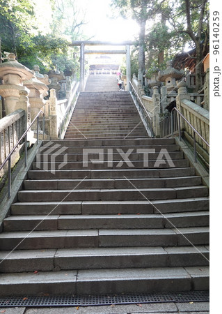 金比羅宮は香川県の像頭山に鎮座する神社です。 金比羅宮は香川県の像頭山に鎮座する神社です。 96140259