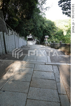 金比羅宮は香川県の像頭山に鎮座する神社です。 金比羅宮は香川県の像頭山に鎮座する神社です。 96140381