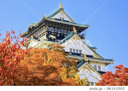 大阪府大阪市 大阪城の天守閣と秋の紅葉 大阪府大阪市 大阪城の天守閣と秋の紅葉 96141002