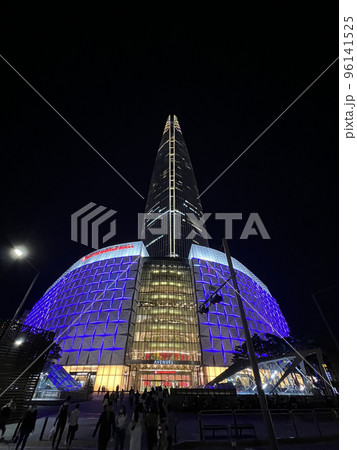 ロッテワールドタワー夜景(縦)|ソウル ロッテワールドタワー夜景(縦)|ソウル 96141525