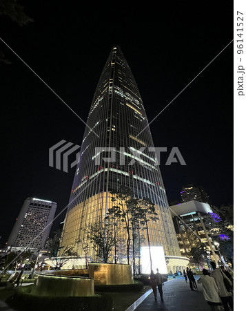 ロッテワールドタワー夜景(縦)｜ソウル 96141527