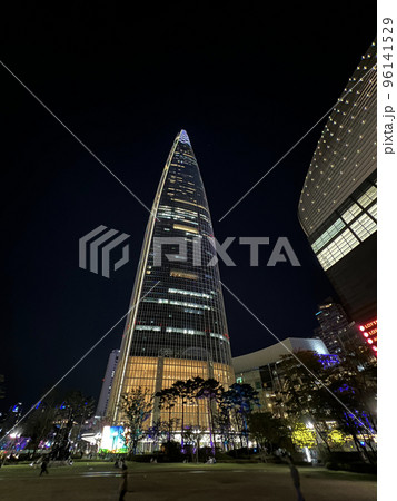 ロッテワールドタワー夜景(縦)|ソウル ロッテワールドタワー夜景(縦)|ソウル 96141529