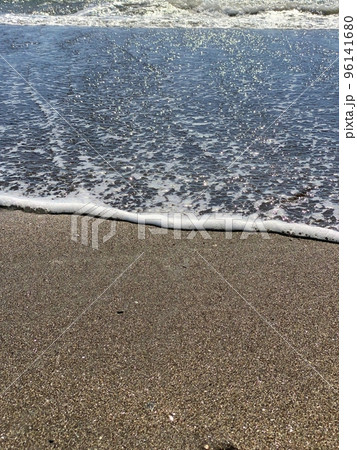 由比ヶ浜を散歩で見るキレイな浜辺 96141680