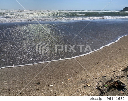 由比ヶ浜を散歩で見るキレイな浜辺 96141682