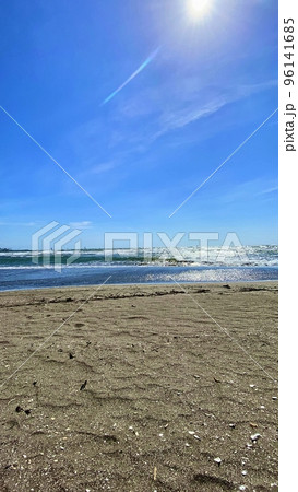 由比ヶ浜を散歩で見るキレイな浜辺 96141685