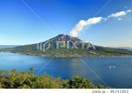 鹿児島県立吉野公園から見る桜島の風景 96141803