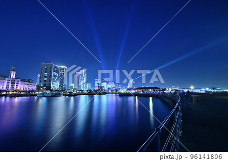 横浜みなとみらいクリスマスイブ全館点灯のイルミネーション 96141806