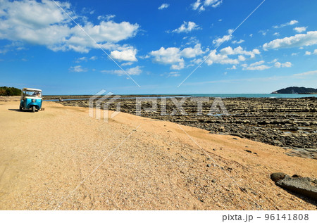 青島の鬼の洗濯板と青空の風景	 96141808