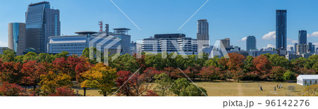 2022年11月2日 大阪城数寄屋前櫓跡から西の丸庭園の紅葉 南側パノラマ 96142276